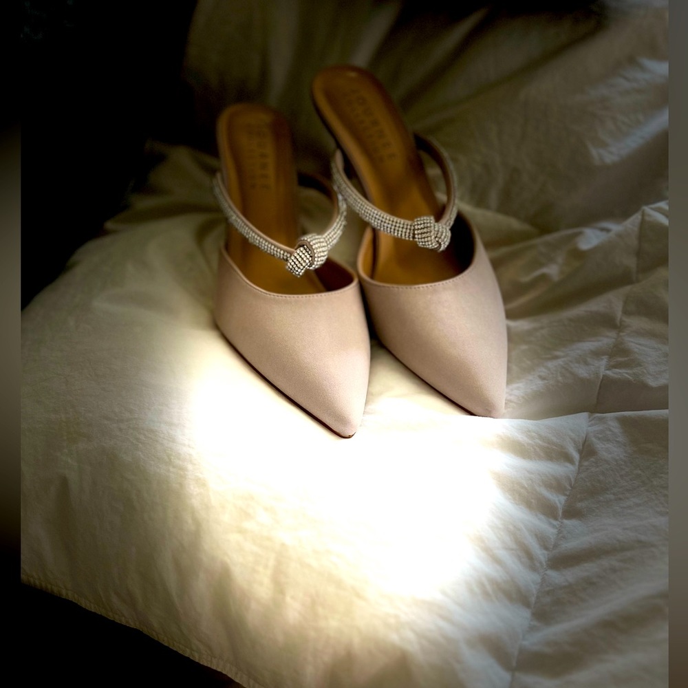 Worn once for 3 hours.Very comfortable!blush pink. Kitten heel.